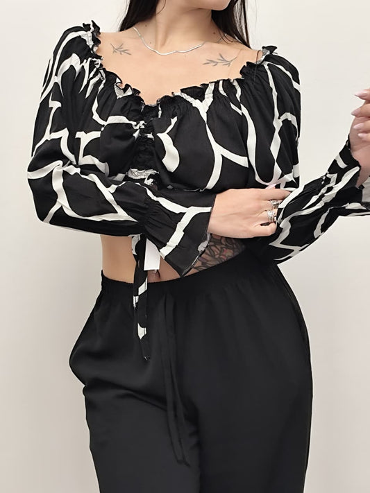 Top crop estampado floral blanco y negro