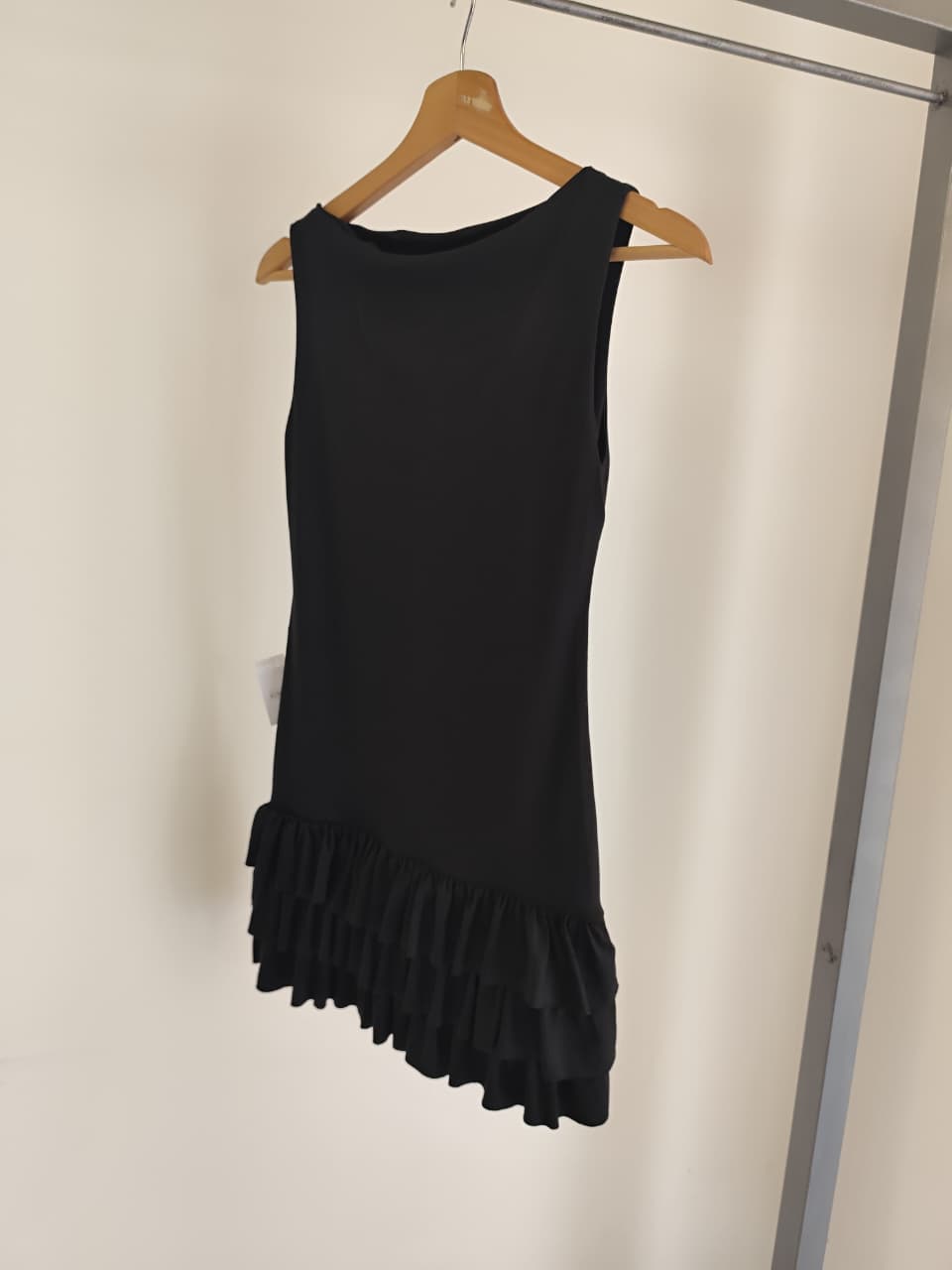 Vestido Negro con Volados – Sin Mangas