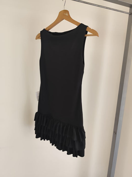 Vestido Negro con Volados – Sin Mangas