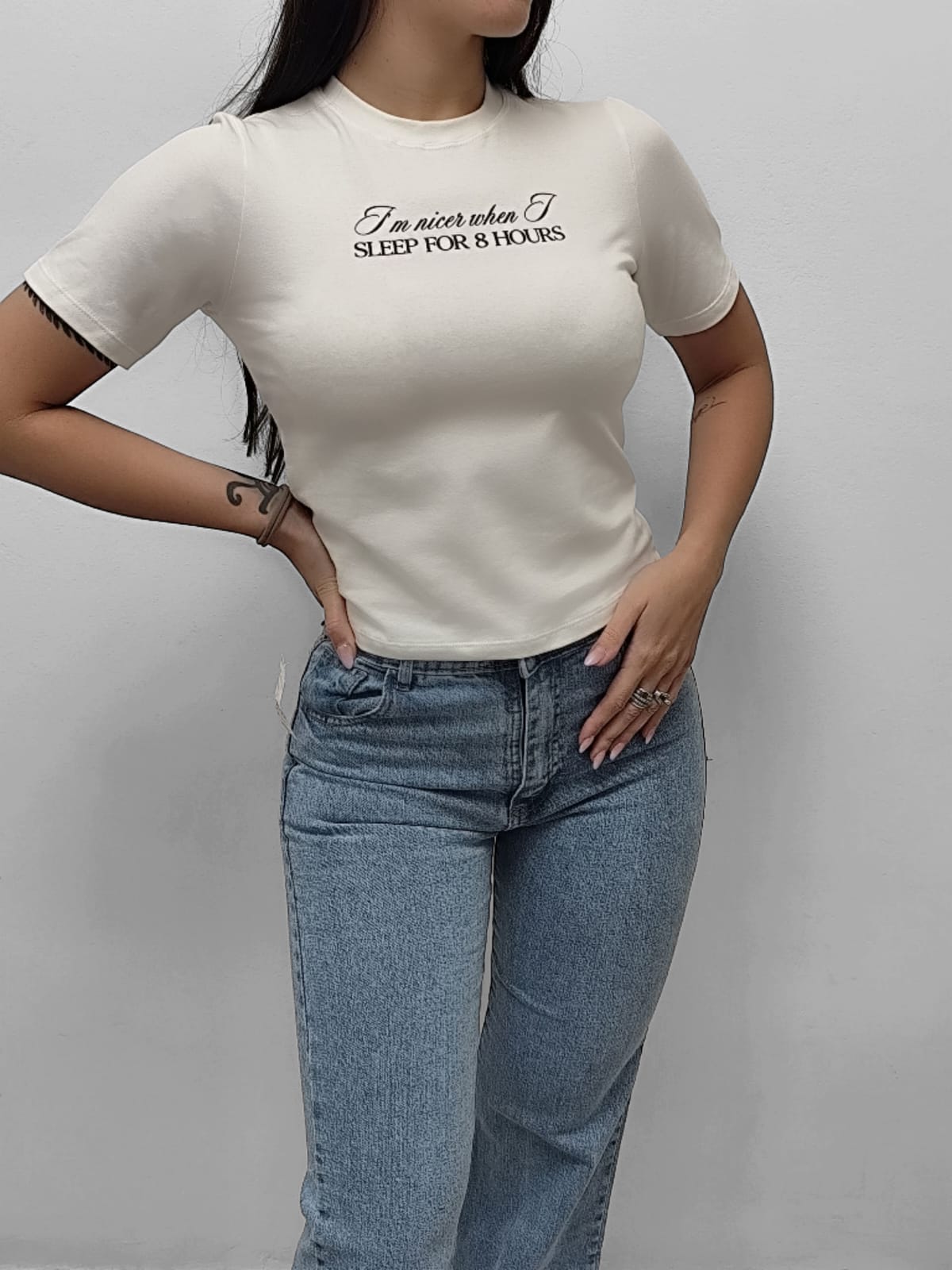 Remera estampada "I’m nicer when I sleep for 8 hours"