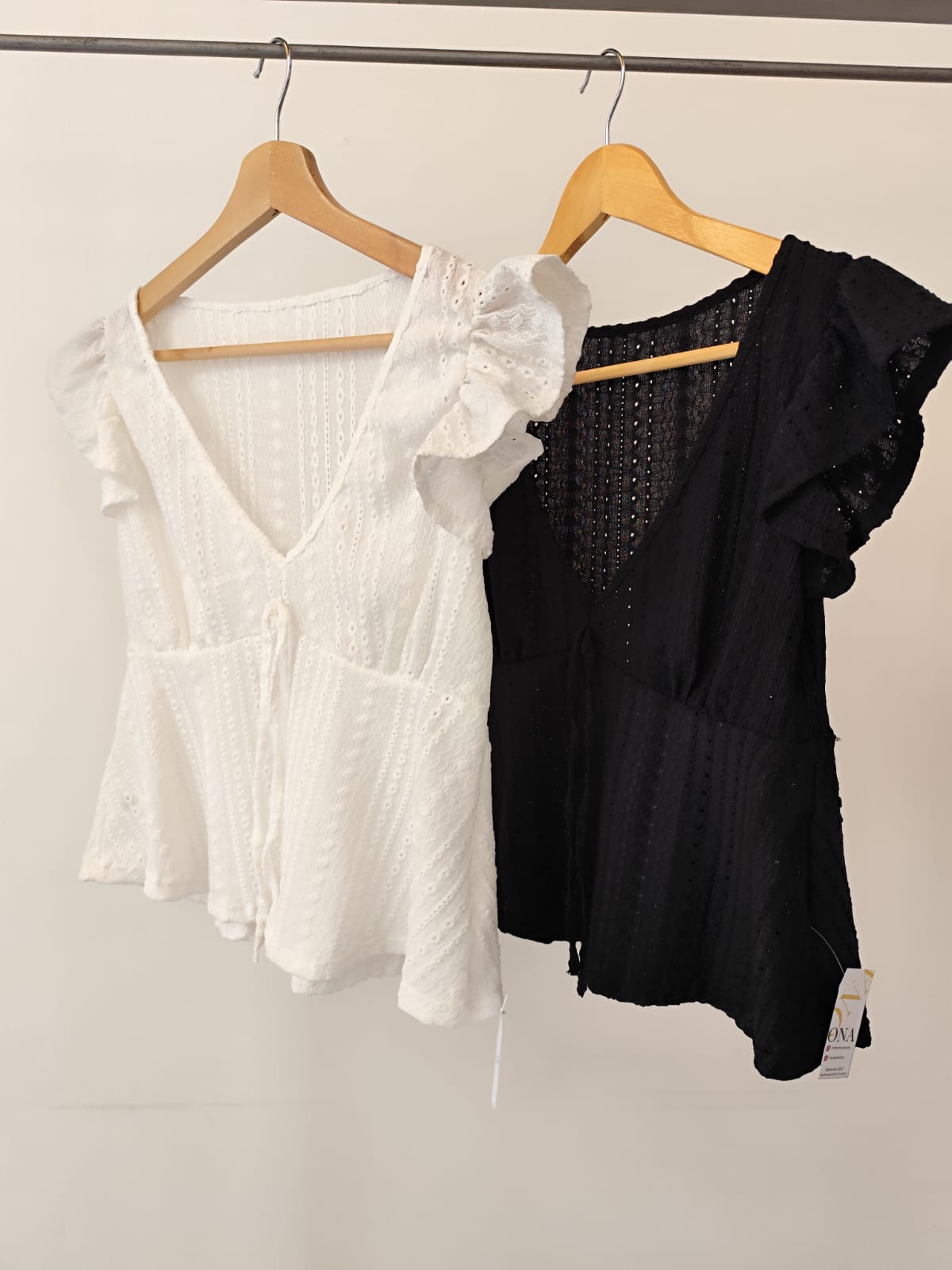 Blusa con volados y escote V