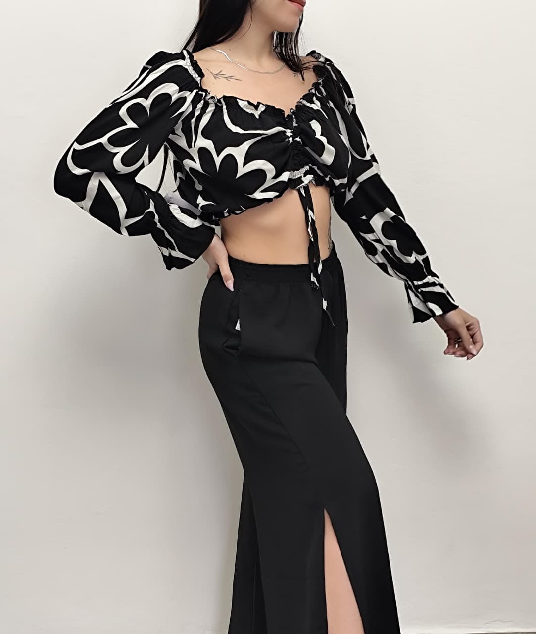 Top crop estampado floral blanco y negro