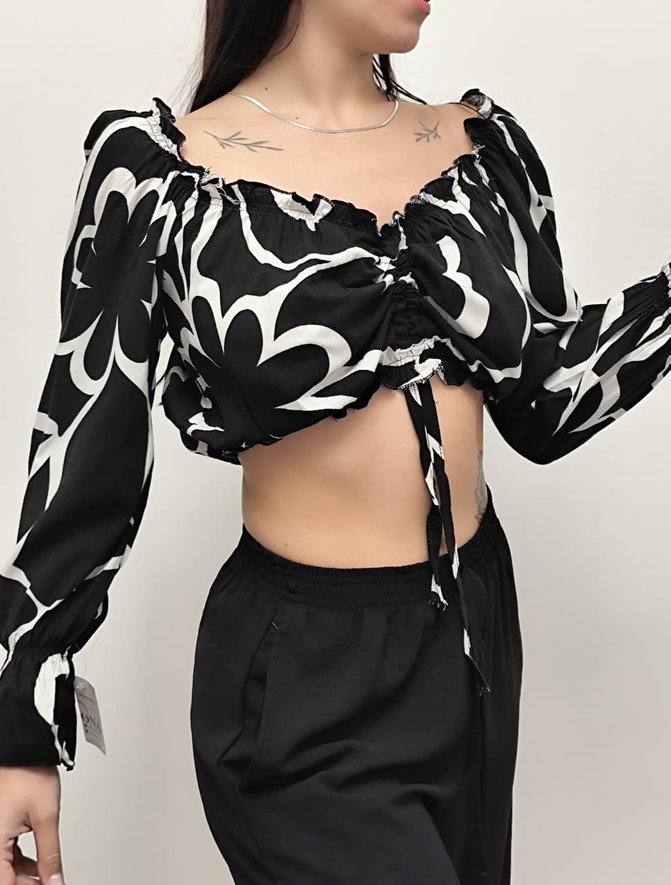 Top crop estampado floral blanco y negro